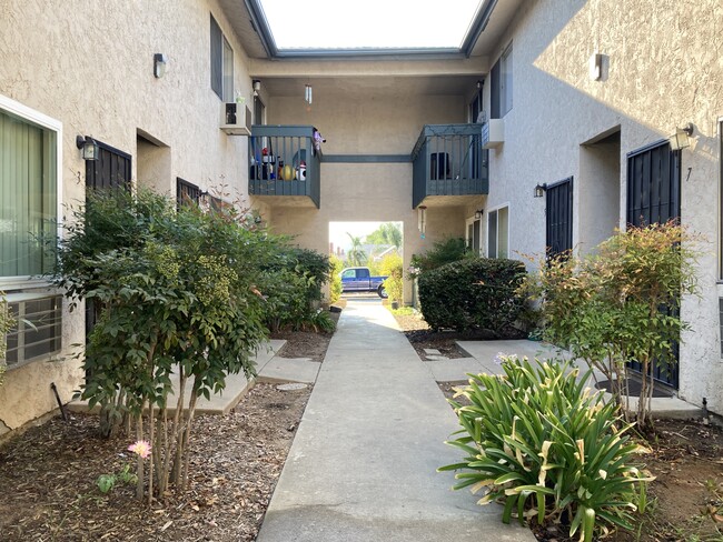 Olive Tree Apartments in Poway, CA - Foto de edificio - Building Photo