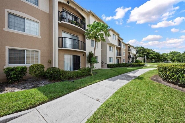 800 Crestwood Ct S in Royal Palm Beach, FL - Building Photo - Building Photo