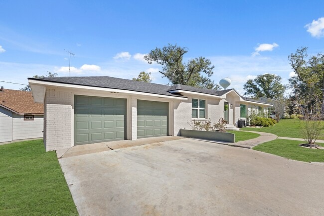 712 E Kuehn St in Bellville, TX - Building Photo - Building Photo