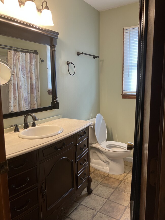 816 Locust St in Macon, MO - Building Photo - Building Photo