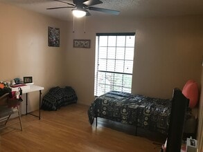 2401 Leon St, Unit 203 in Austin, TX - Foto de edificio - Building Photo