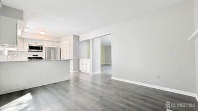 57 La Rue Ln in East Brunswick, NJ - Building Photo - Building Photo