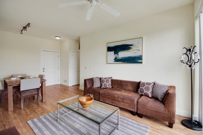 200 S Peyton St, Unit ID1395504P in Alexandria, VA - Foto de edificio - Building Photo