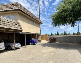 136 W Saginaw Way in Fresno, CA - Building Photo - Building Photo