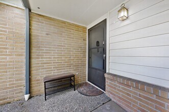 17050 Northup Way in Bellevue, WA - Foto de edificio - Building Photo