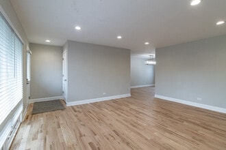 1240 Warrington Rd in Deerfield, IL - Building Photo - Building Photo