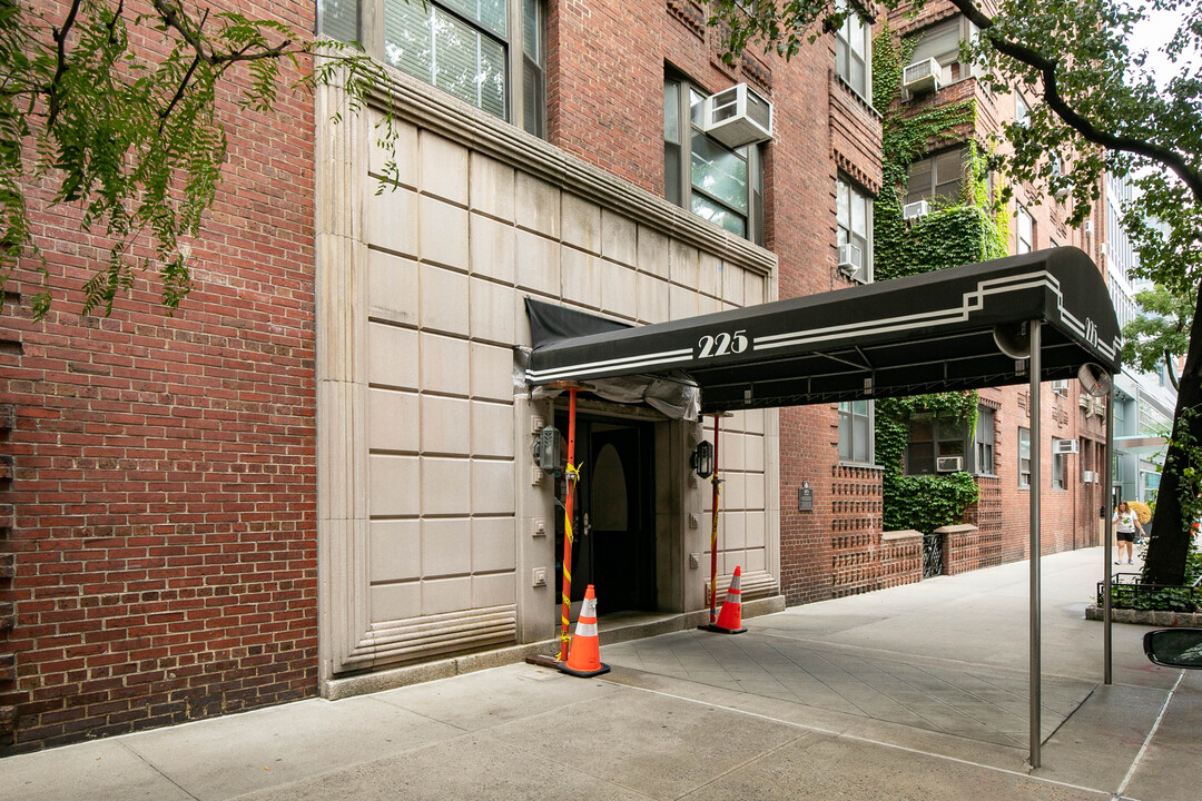 225 E 74th St in New York, NY - Building Photo