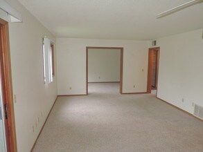 702 Westwinds Dr in Iowa City, IA - Building Photo - Building Photo
