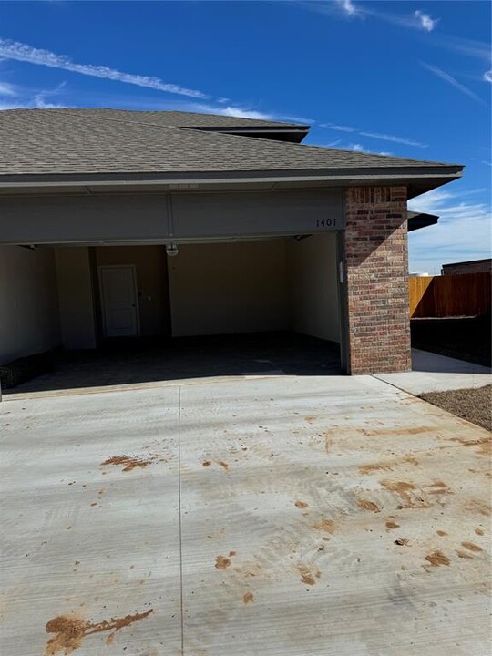 1401 NW 14th St in Newcastle, OK - Building Photo