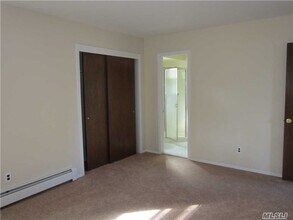 5 Tredwell Ct in Syosset, NY - Building Photo - Building Photo