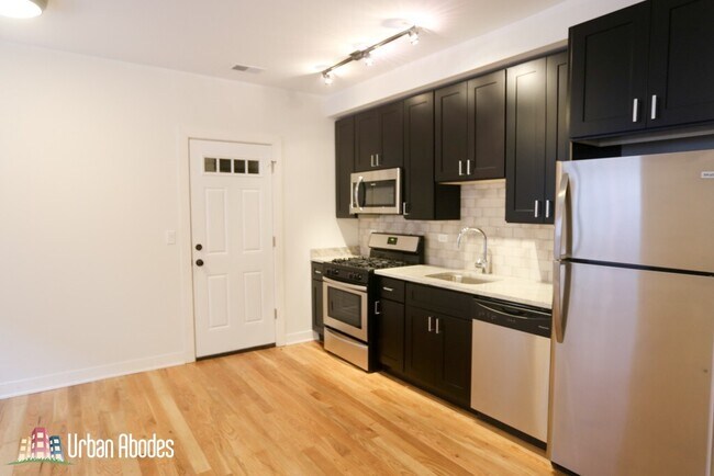 2203 W Eastwood Ave, Unit M453 in Chicago, IL - Building Photo - Building Photo