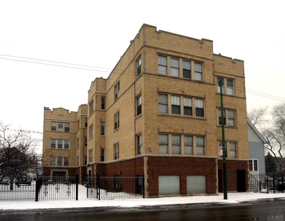 3040 W Diversey Ave in Chicago, IL - Foto de edificio