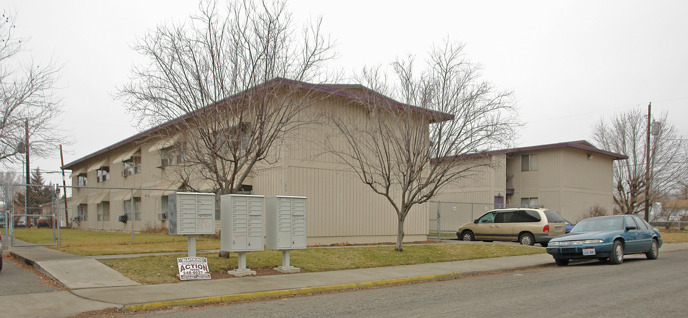 Meadows Apartments in Yakima, WA - Building Photo