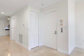 703 Crandon Blvd in Key Biscayne, FL - Building Photo - Building Photo