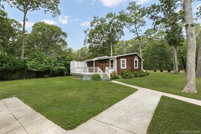 61 Squires Ave in East Quogue, NY - Building Photo - Building Photo
