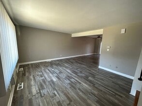 1389 W Galbraith Rd in Cincinnati, OH - Building Photo - Building Photo