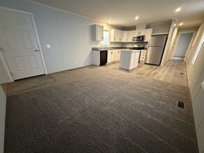 38062 St Tropez Dr in Clinton Township, MI - Building Photo - Building Photo