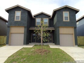 7026 Lakeview Dr. in San Antonio, TX - Building Photo