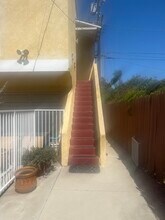 1132 N Heliotrope Dr, Unit Upper Duplex in Los Angeles, CA - Foto de edificio - Building Photo