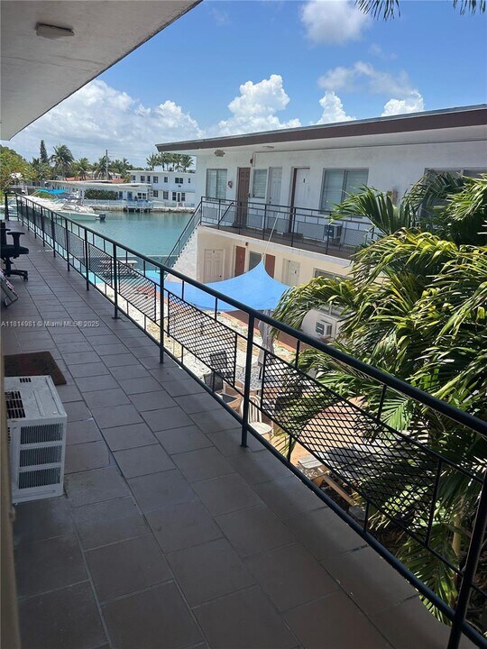 8210 Byron Ave in Miami Beach, FL - Foto de edificio
