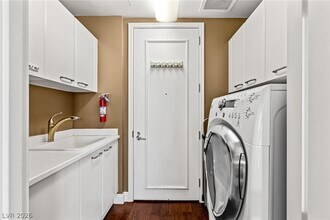 2777 Paradise Rd in Las Vegas, NV - Building Photo - Building Photo