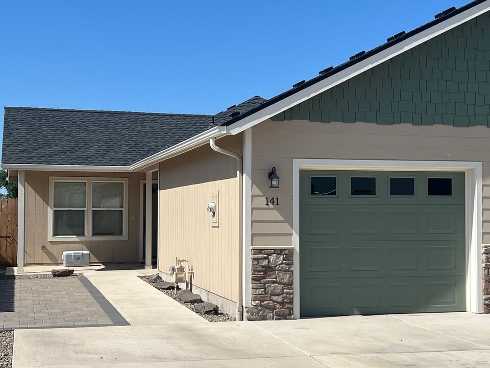 141-143 Northridge Terrace in Medford, OR - Building Photo
