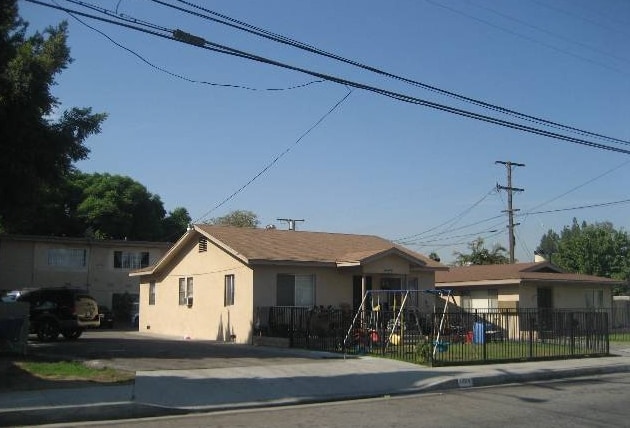 11010 Mcgirk Ave in El Monte, CA - Foto de edificio - Building Photo