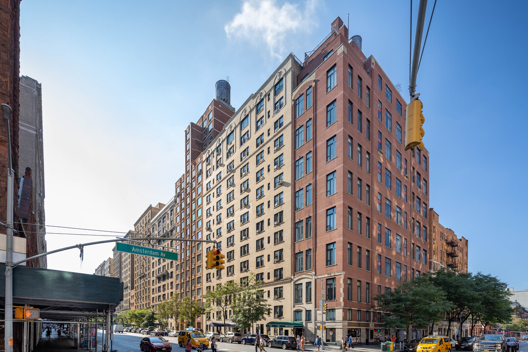 Westbury House in New York, NY - Building Photo