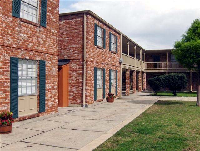 St. James on Chef Menteur in New Orleans, LA - Foto de edificio - Building Photo