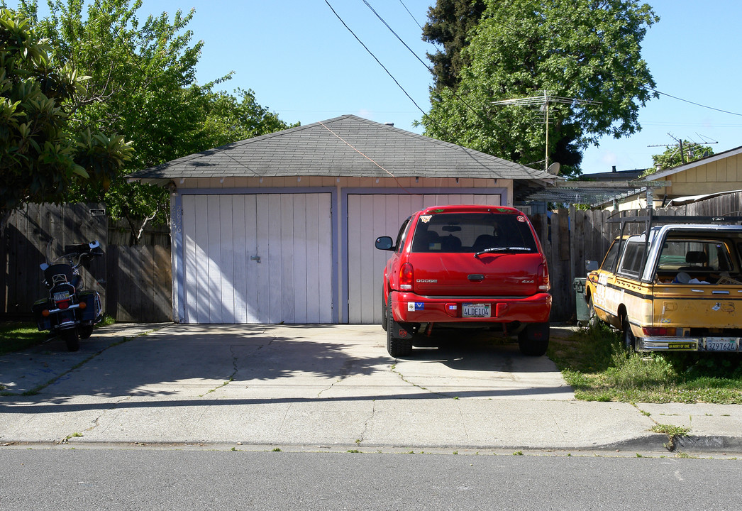 2824 Westmoreland Ave in Redwood City, CA - Building Photo