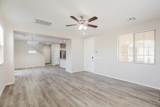 7057 S 7th Ln in Phoenix, AZ - Building Photo - Building Photo