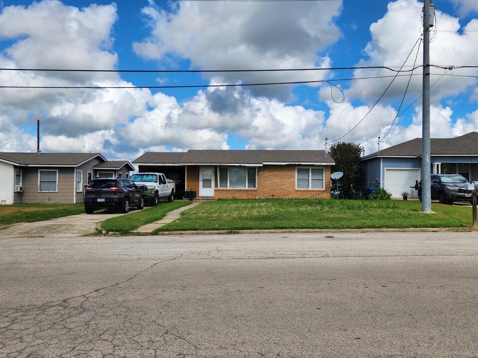 1807 Tiger Ln in Floresville, TX - Building Photo