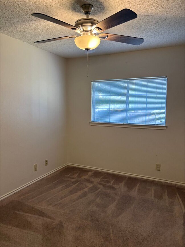 7102 Shady Elms in San Antonio, TX - Building Photo - Building Photo