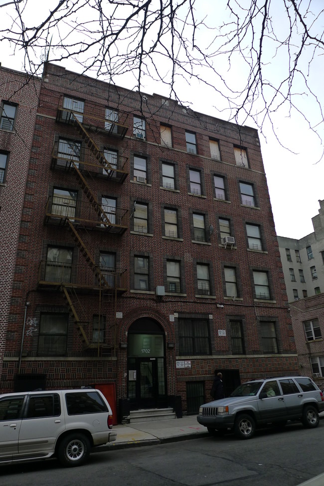 1702 Davidson Ave in Bronx, NY - Foto de edificio - Building Photo