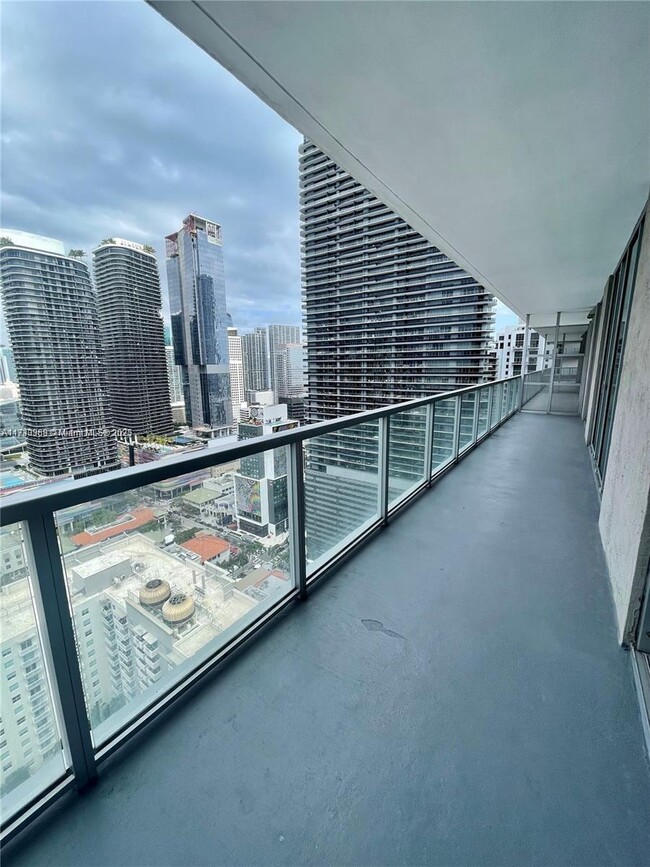 1111 SW 1st Ave in Miami, FL - Foto de edificio - Building Photo