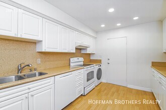 4807 Woodley Ave in Los Angeles, CA - Foto de edificio - Building Photo