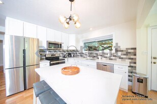 10590 River Dr in Forestville, CA - Building Photo