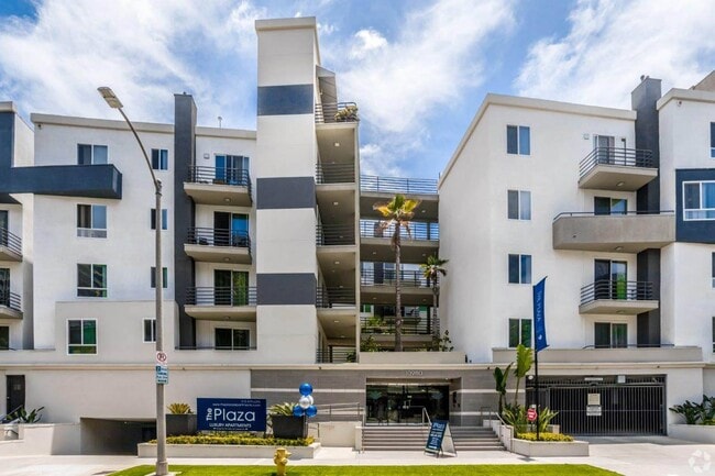 The Plaza Apartments in Los Angeles, CA - Foto de edificio - Building Photo