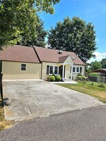 127 Waterfalls Ln in Wilkesboro, NC - Building Photo