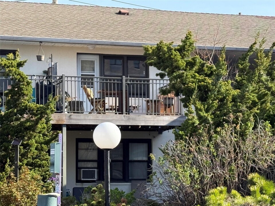 65 E Broadway in Long Beach, NY - Building Photo