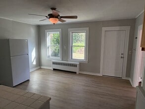 186 S Main St in Suffield, CT - Building Photo - Building Photo