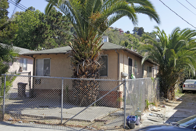 7030-7036 Lacey Ave in Oakland, CA - Foto de edificio - Building Photo