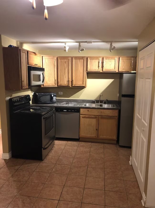 10213 S 86th Ter, Unit 101 in Palos Hills, IL - Building Photo - Building Photo