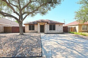 1932 Denmark Ln in Laredo, TX - Building Photo