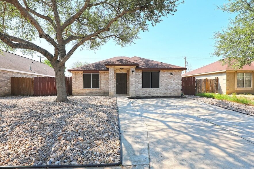 1932 Denmark Ln in Laredo, TX - Building Photo