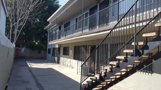 2216 W Wardlow Rd in Long Beach, CA - Building Photo - Building Photo