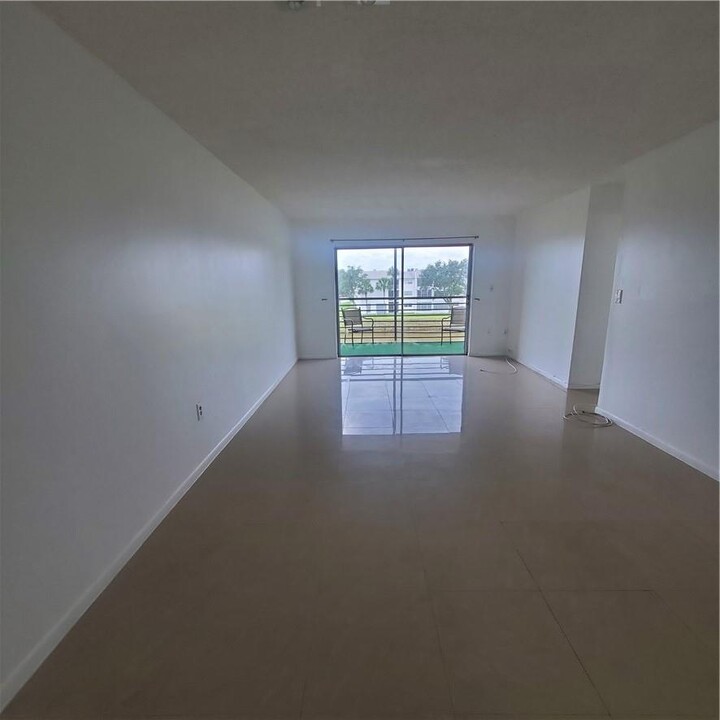 3110 N Pine Island Rd, Unit 302 in Sunrise, FL - Building Photo