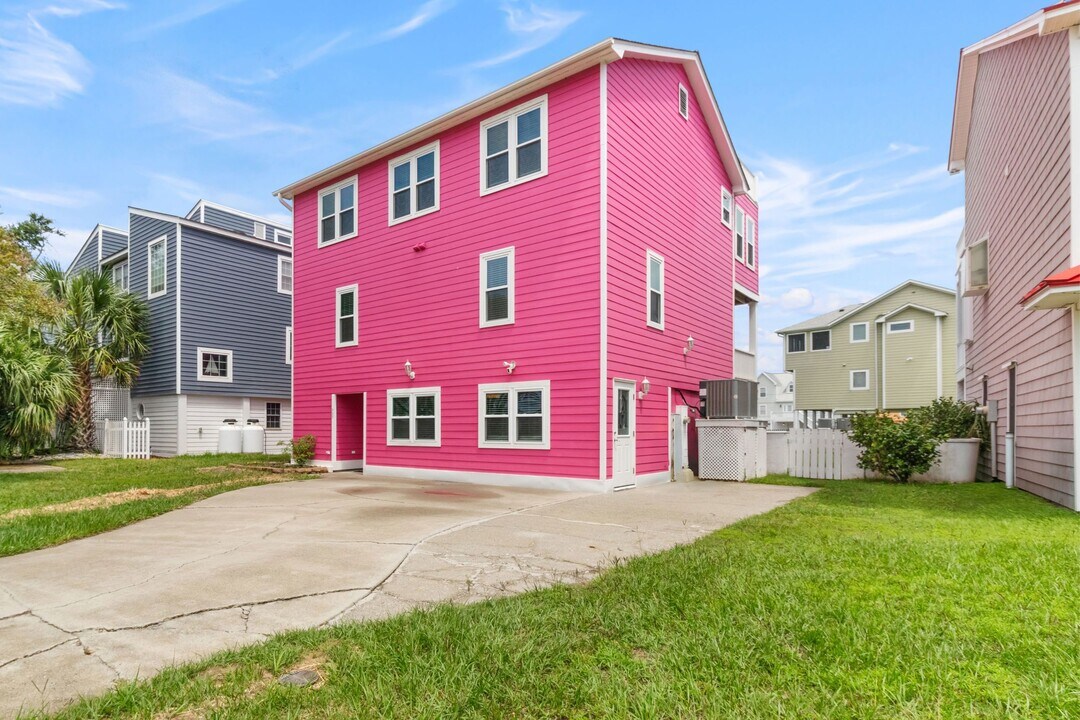 925 General Whiting Blvd in Kure Beach, NC - Building Photo