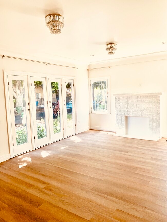 619 N Windsor Blvd in Los Angeles, CA - Building Photo - Building Photo