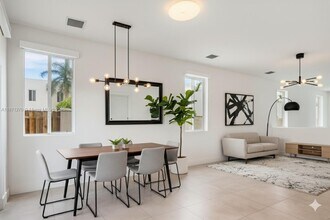 7205 NW 103rd Path in Doral, FL - Building Photo - Building Photo
